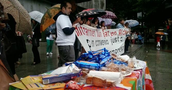 Los trabajadores de Artiach han repartido galletas en la Plaza Circular de Bilbao para exigir un convenio digno