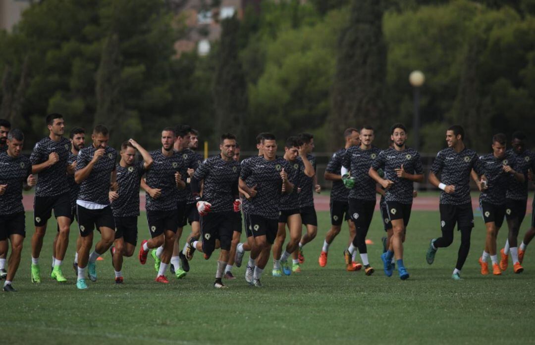 Los jugadores calientan antes de un entrenamiento