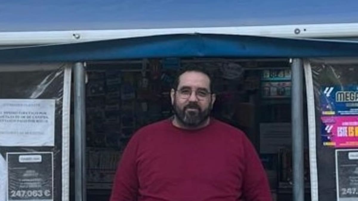 Julián Silvestre expresa su satisfacción por haber dado en su quiosco de prensa de Parla los 11 millones del Extra del 11/11 de la ONCE.