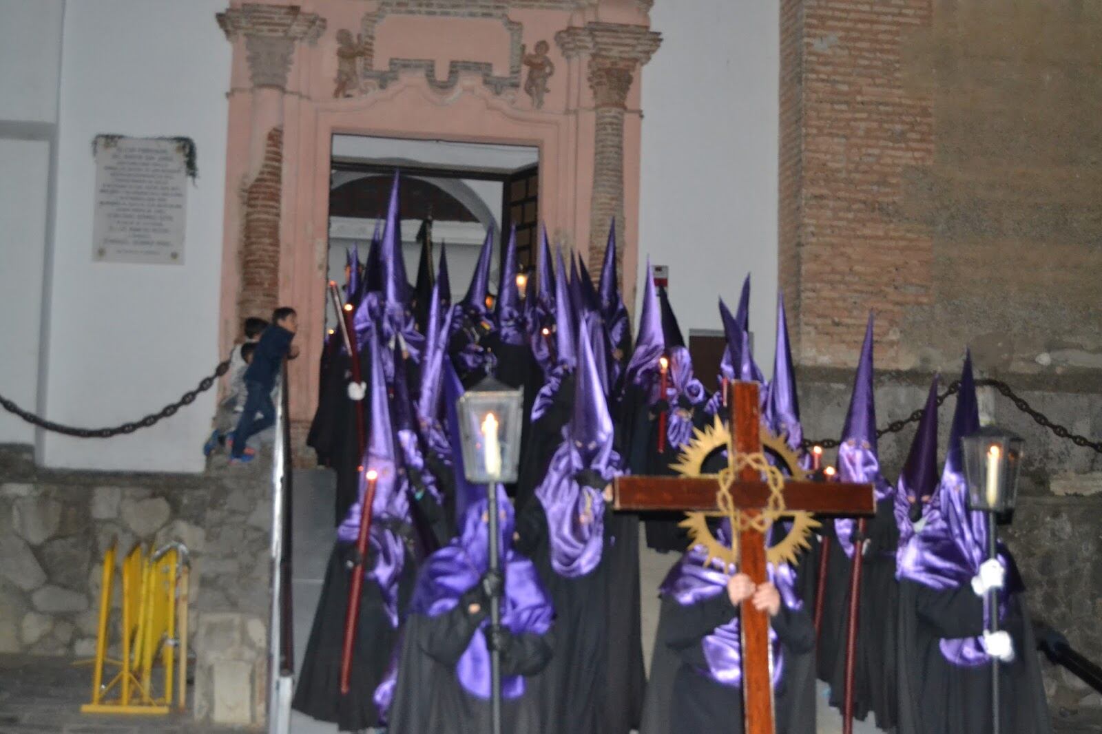 Nazarenos del Cristo del Perdón en su salida procesional del Miércoles Santo.