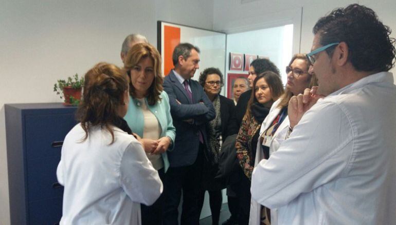 La presidenta de la Junta, Susana Díaz, durante su visita a las instalaciones del nuevo Centro de Salud de Torreblanca