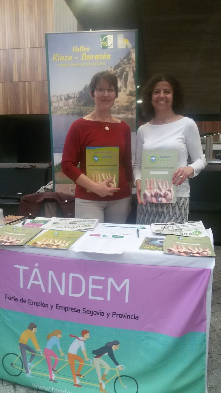 Dos técnicos de Codinse muestran el material que han mostrado en la Feria Tandem celebrada en Segovia