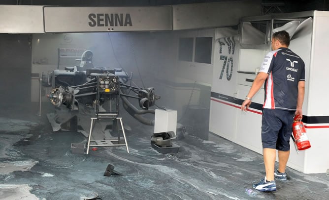 Así ha quedado el coche del piloto de Williams, Bruno Senna, tras la explosión del KERS de su coche