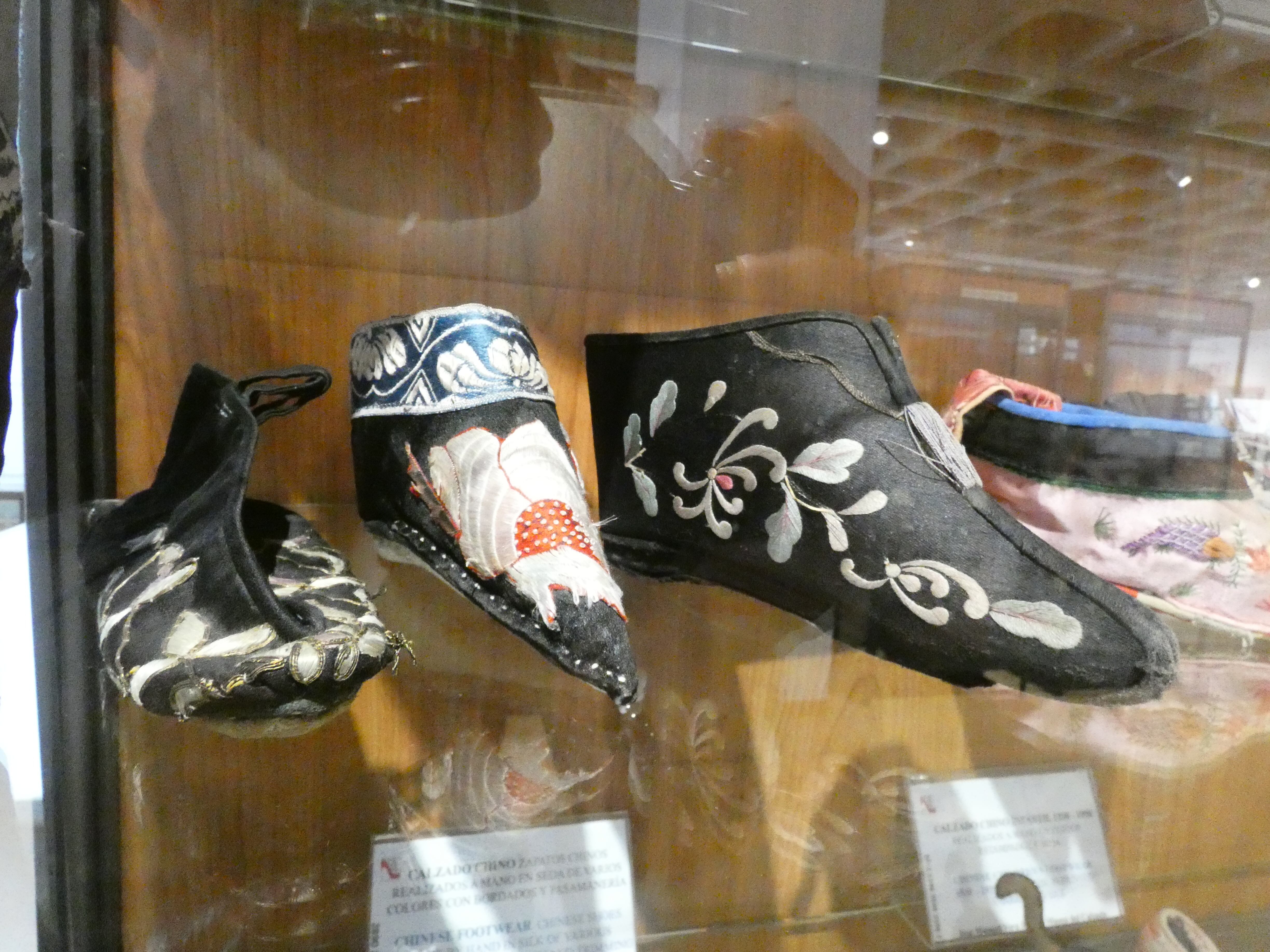 Calzado originario de Asia expuesto en el Museo del Calzado de Elda
