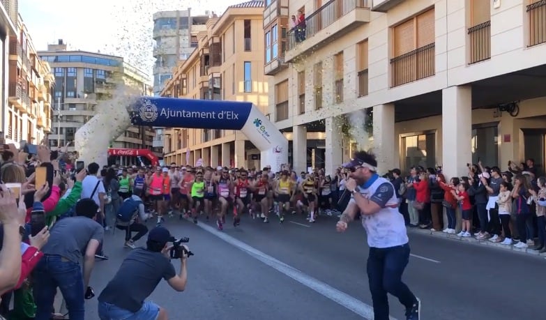 El momento en el que se dio la salida a la edición de oro de la Media de Elche