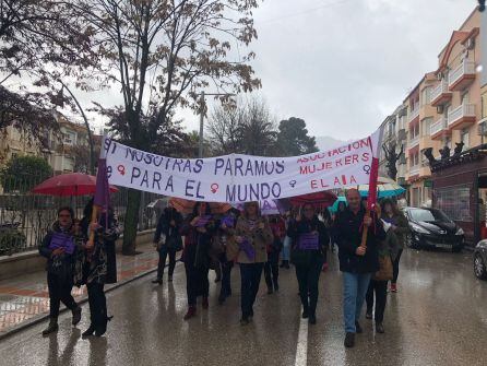 Momento en el que el alcalde encabezaba la manifestación y portaba la pancarta conmemorativa