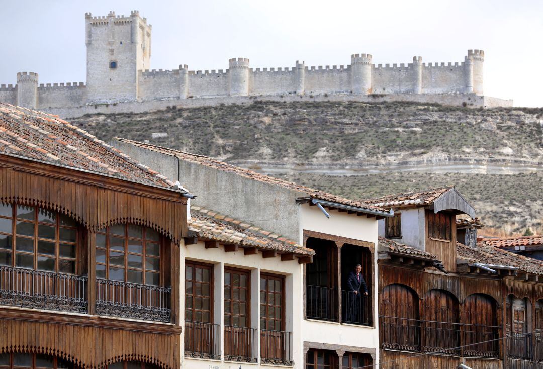 Vista del Castillo de Peñafiel con la Plaza del Coso en primer término. PINCHA SOBRE LA FOTO PARA VOTAR.