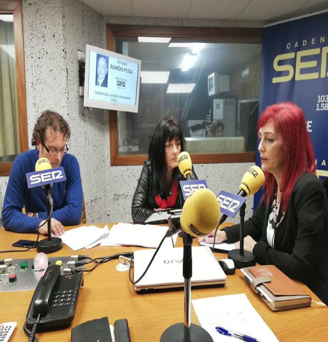 Miembros de AUPA en nuestros estudios. A la derecha su portavoz Camila Rodríguez.