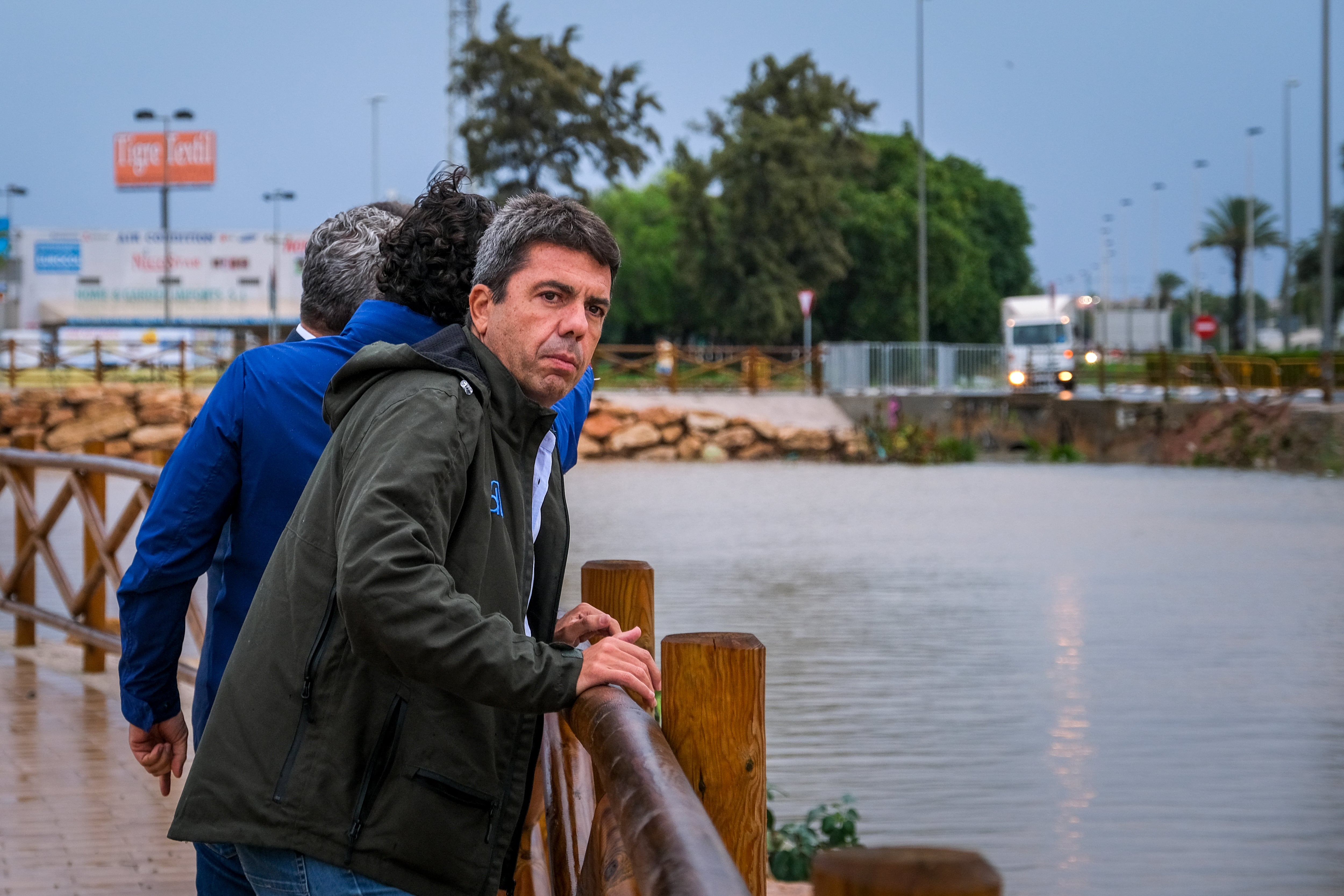 El president de la Generalitat, Carlos Mazón, contempla el tanque de tormentas de Torrevieja (Alicante) durante este viernes.