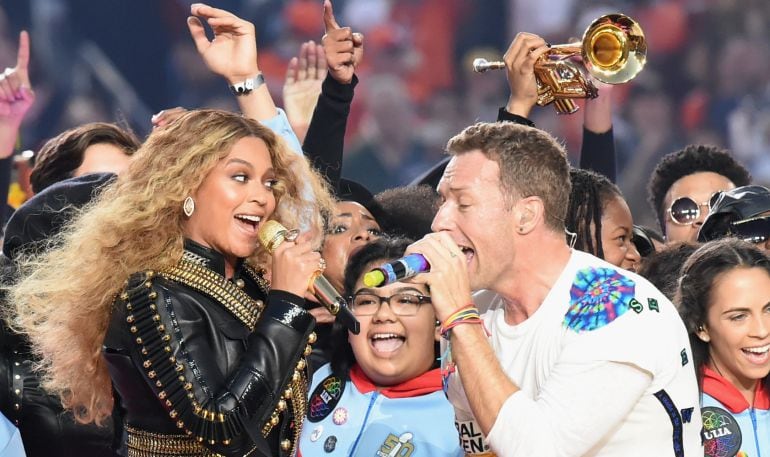 Beyonce y Chris Martin de Coldplay durante la actuación en el descanso de la Super Bowl