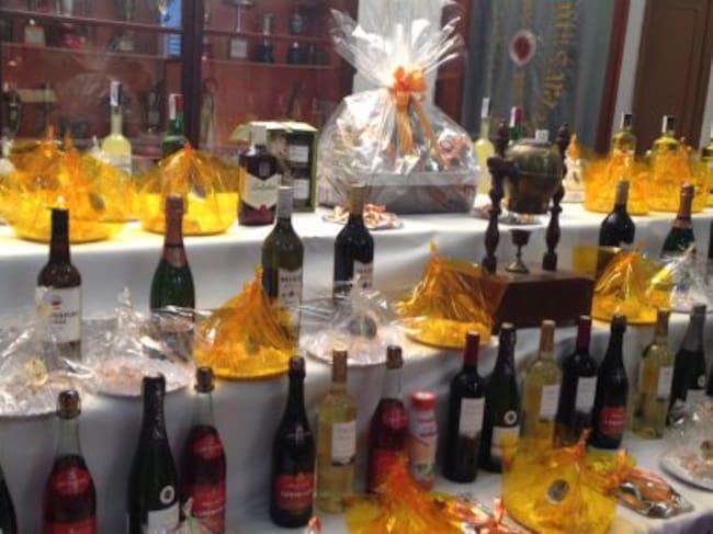 Els productes que es rifen a l'Orfeó per Tot Sants.