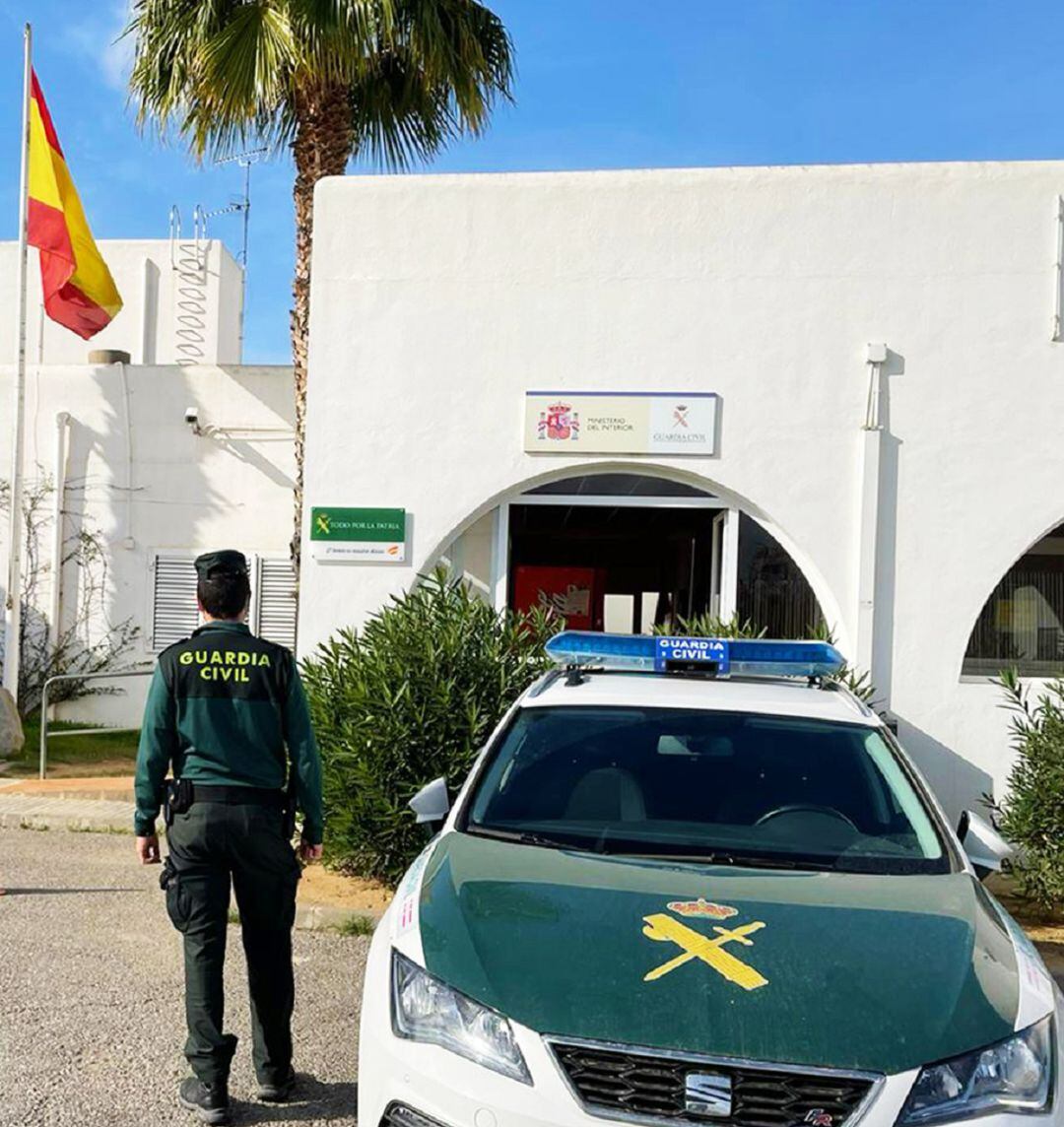 Imagen de un vehículo y un agente de la Guardia Civil en las dependencias de la Benemérita en Sant Antoni