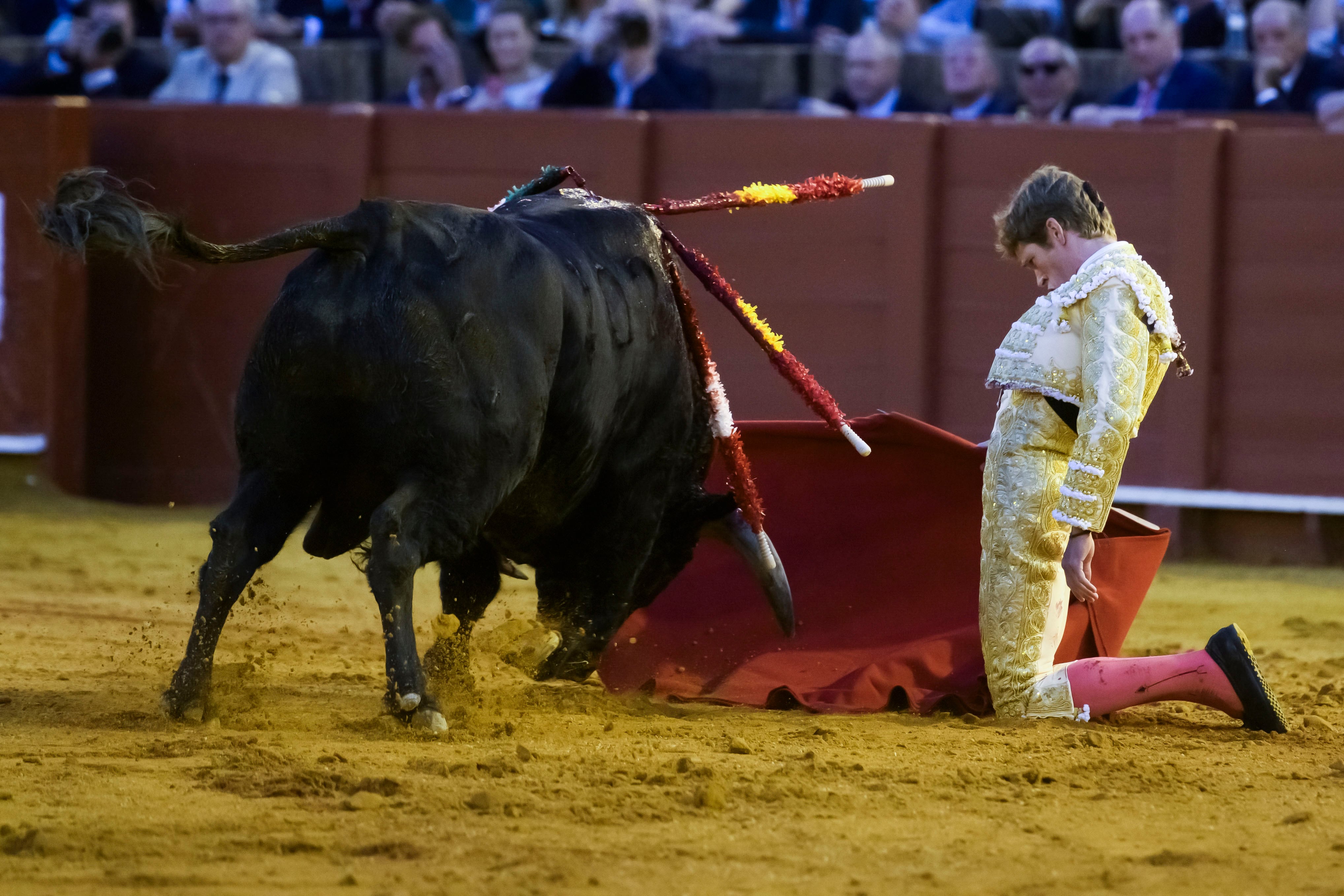 SEVILLA, 28/09/2024.- El diestro Borja Jiménez en su segundo toro de la tarde en el festejo 23 de abono perteneciente a la Feria de San Miguel, en la plaza de la Maestranza de Sevilla. EFE/ Raúl Caro
