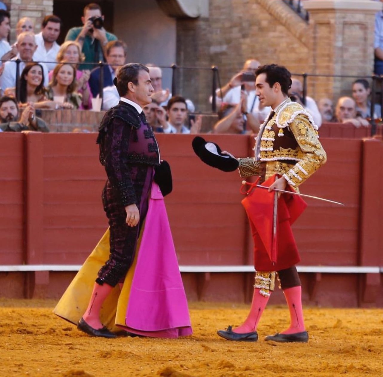 Tomás Rufo brinda el sexto toro de la tarde a José Antonio Carretero, quien se despedía de los ruedos