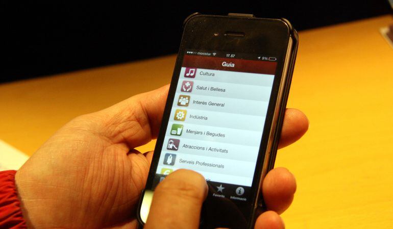 Un usuari consulta el seu telèfon mòbil.