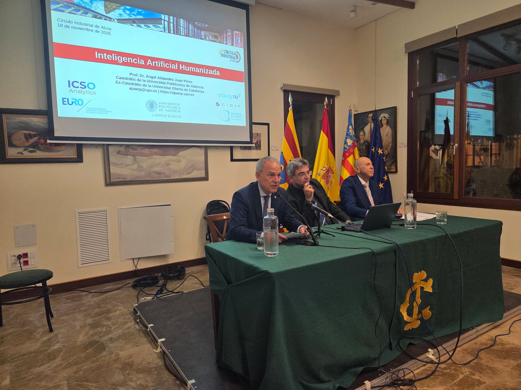 La charla ha llevado por título 'Inteligencia Artificial humanizada'