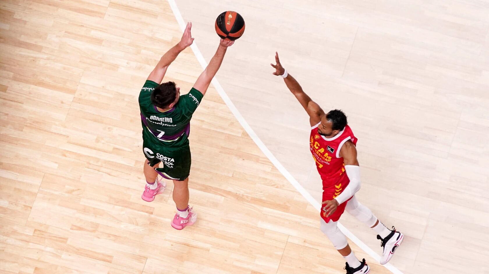 Jonatan Barreiro lanza un triple en el partido de la temporada anterior