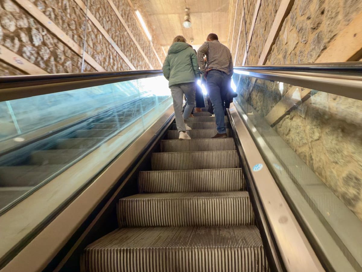 Un 'efecto dominó' en las escaleras mecánicas de Safont, en Toledo, acaba con tres personas trasladadas al Hospital
