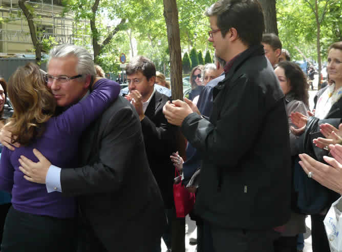 El magistrado recibe el cariño y los aplausos de algunos de sus compañeros tras ser cesado por el CGPJ