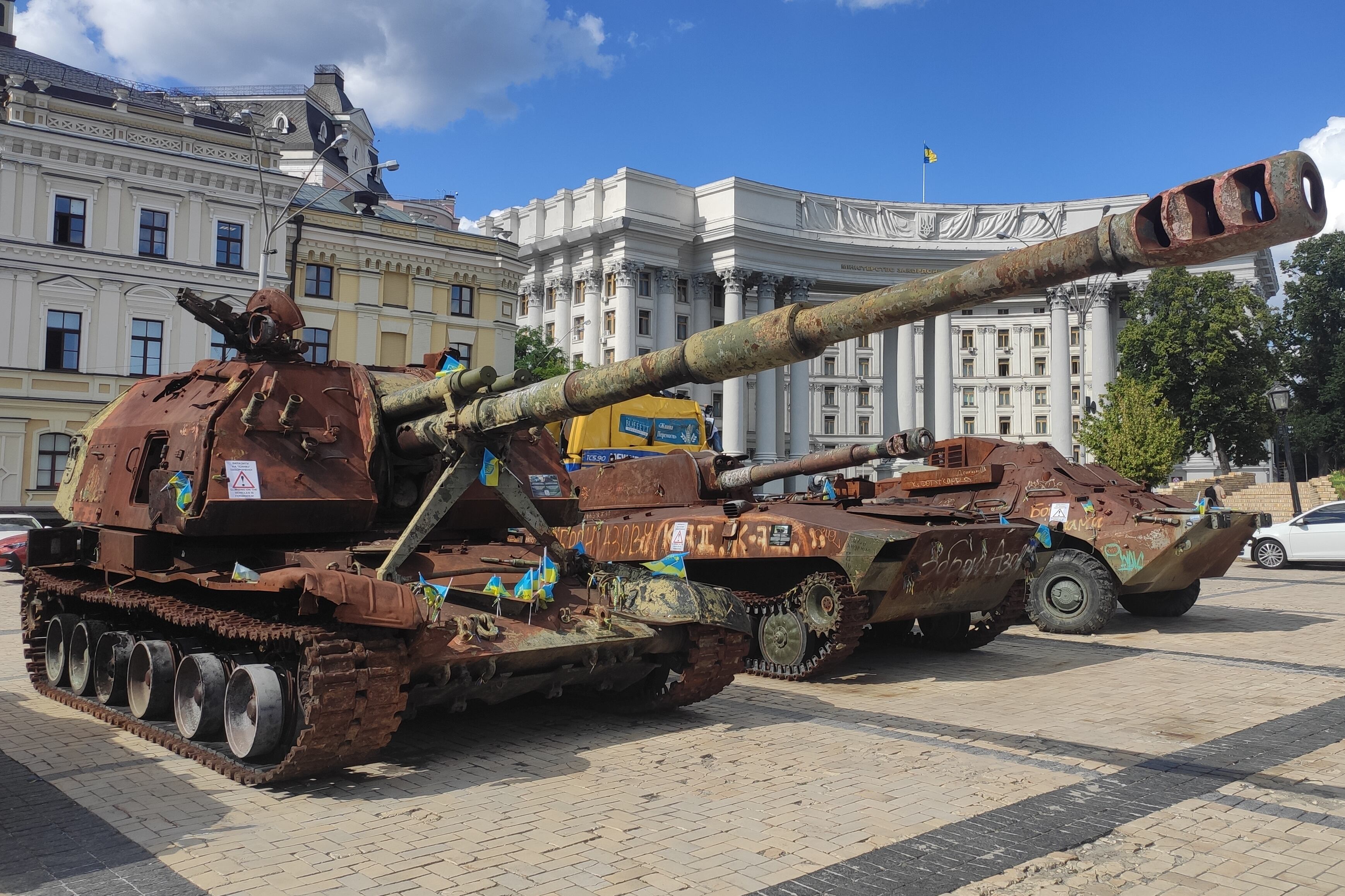 Vista de tanques y otros vehículos rusos destruidos expuestos este viernes, en la plaza Sofiivska en el centro de Kiev (Ucrania). 