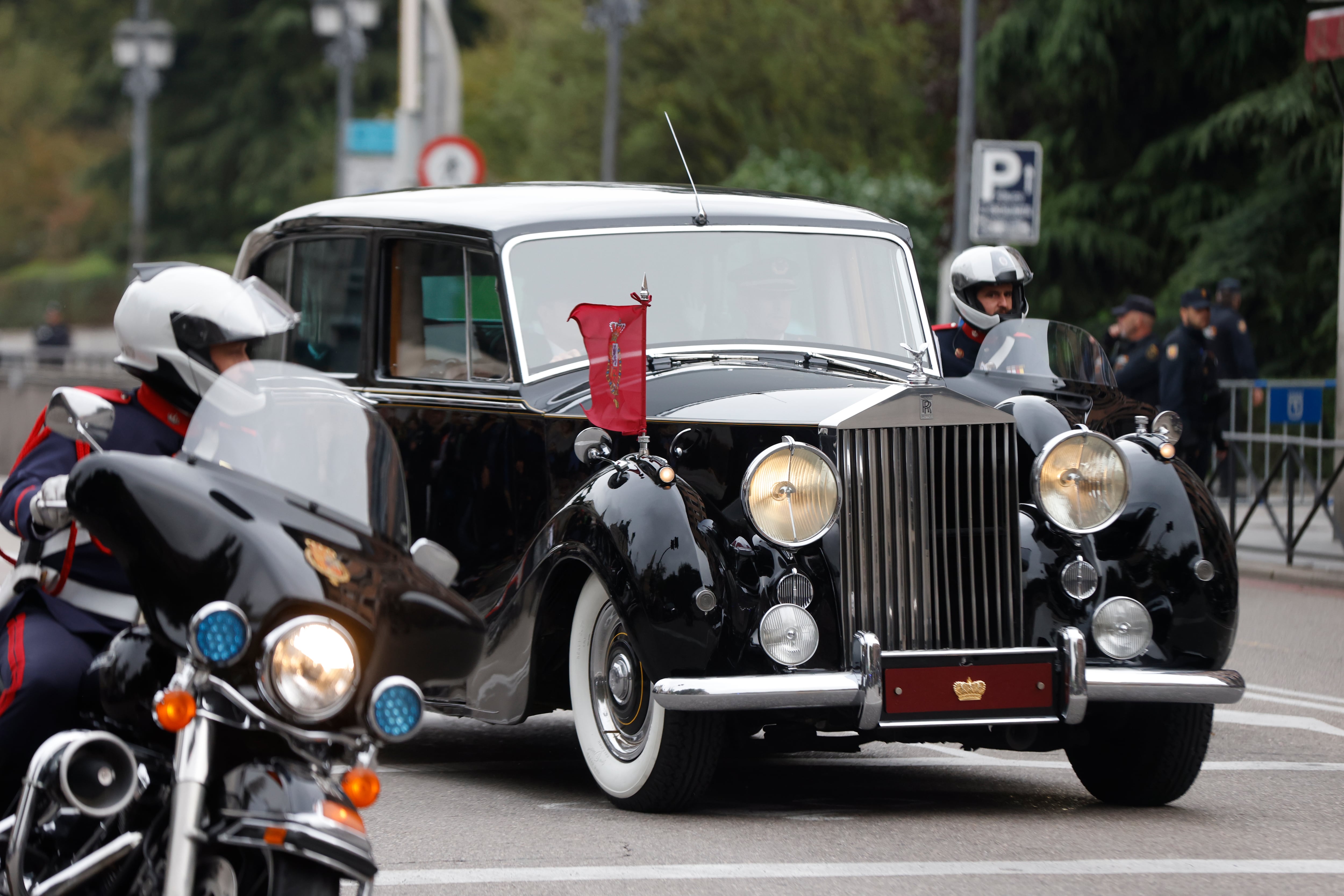 La princesa Leonor y la infanta Sofía a bordo de un Rolls Royce Phamton IV, uno de los vehículos históricos de Casa Real, y escoltadas por la Guardia Real Motorizada.