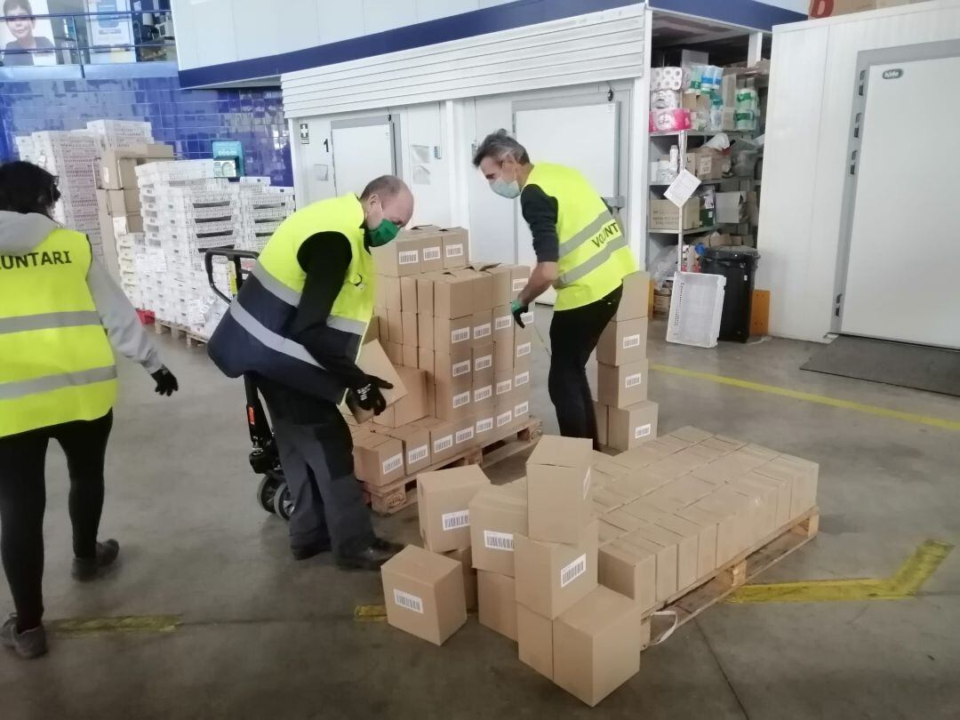 Voluntaris treballant al Banc dels Aliments