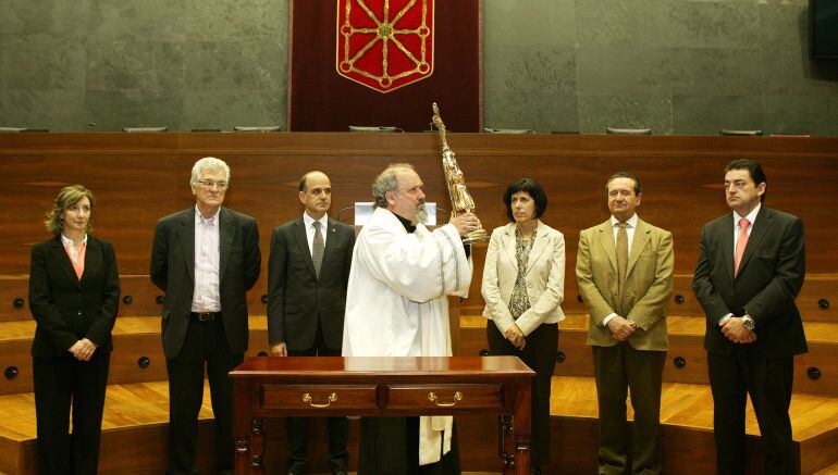 La imagen del Ángel de Aralar visita el Parlamento en el año 2012