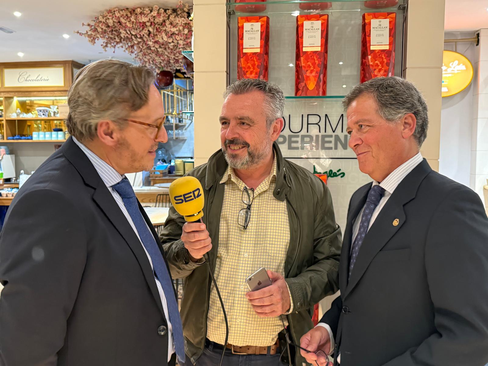 Juan Carlos gallardo, izquierda, y Santi Arenado atienden al micrófono de Cruz de Guía