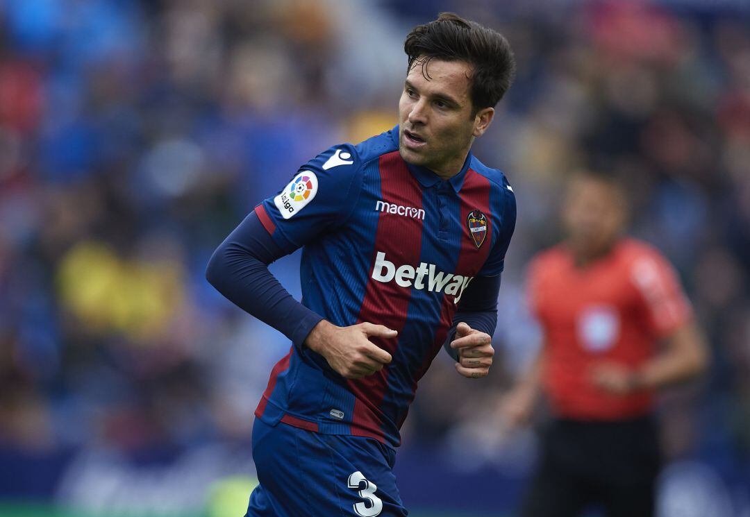 Tono Garcia of Levante looks on during the La Liga match between Levante UD and RCD Espanyol at Ciutat de Valencia on April 21, 2019 in Valencia, Spain. 