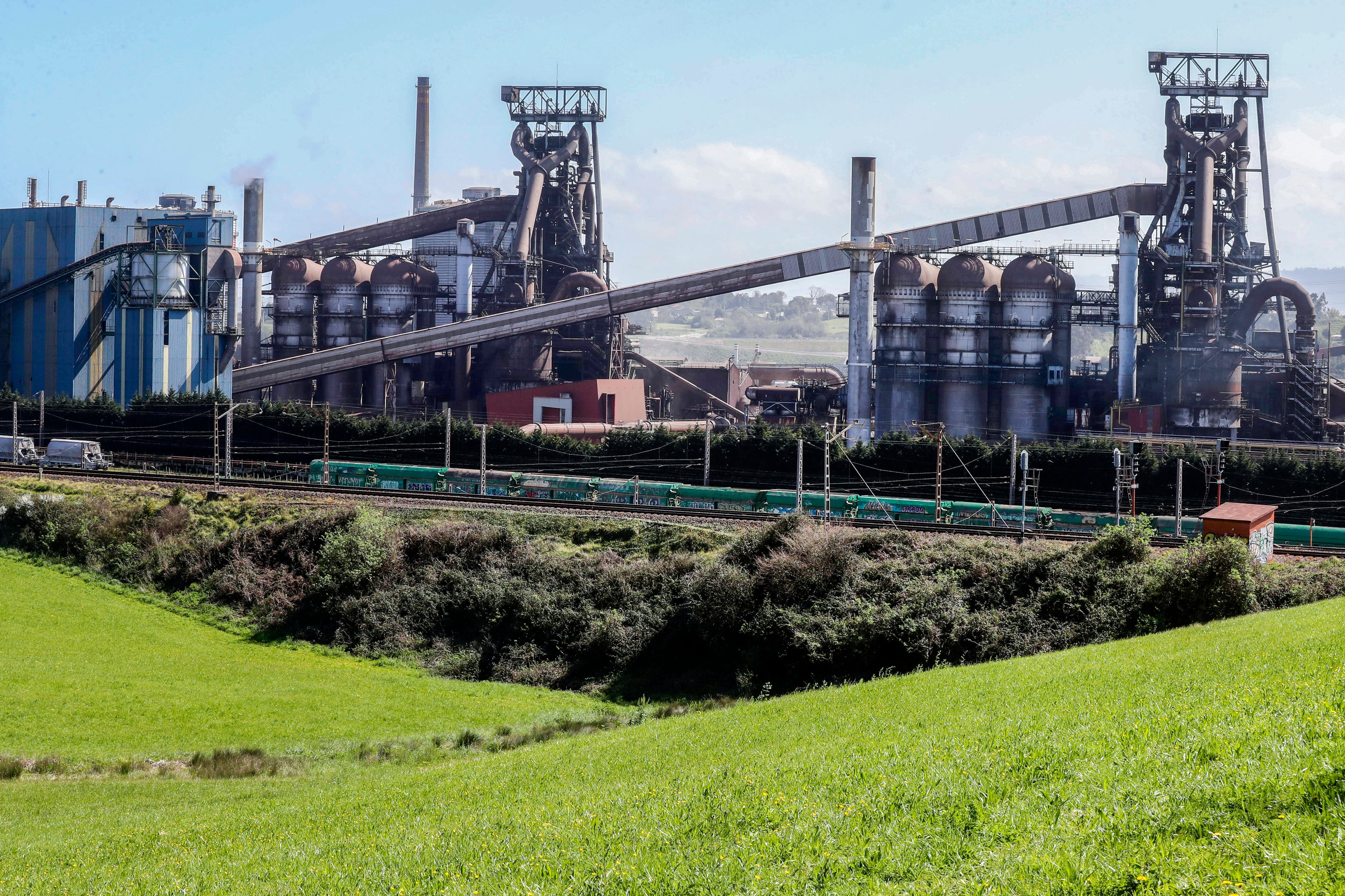 Una vez que la instalación esté operativa, previsiblemente en el cuarto trimestre de 2025, la planta de Gijón estará en disposición de producir acero  con bajas emisiones de carbono.