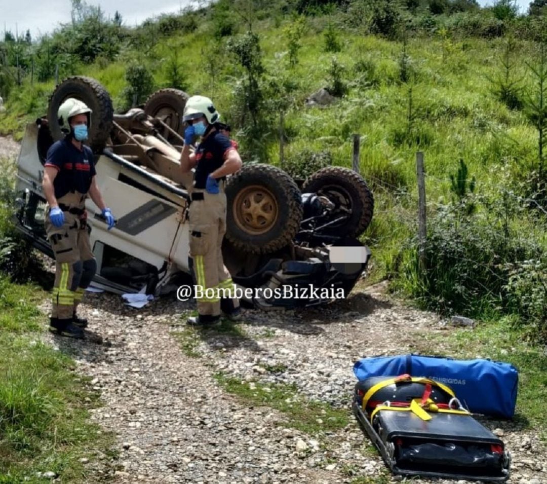 el accidente ha ocurrido esta tarde y bomberos de Bizkaia han tenido que sacar el cuerpo del interior del vehículo con un equipo de &quot;descarcelación portátil&quot;.