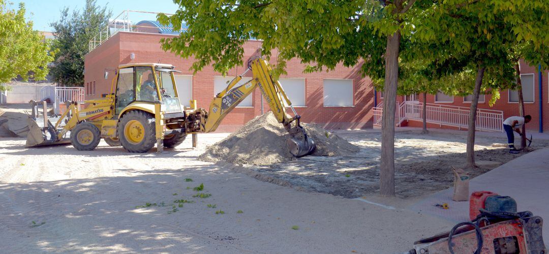 Los trabajos de mejora en colegios se centran en labores de pintura y acondicionamiento de patios