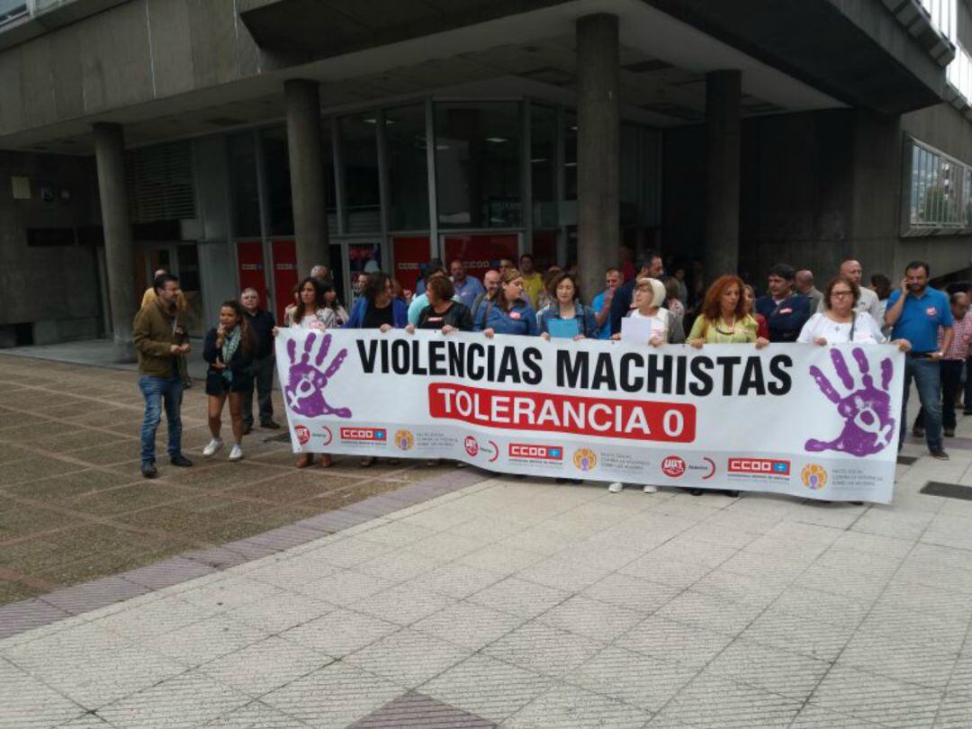 Imagen de archivo de sindicalistas de Comisiones Obreras y UGT concentrados en Oviedo para exigir el fin de la violencia machista.