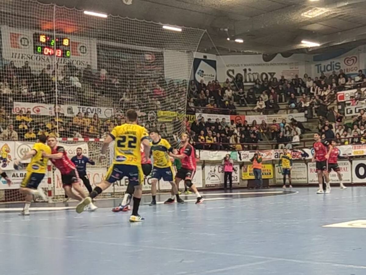 El derbi lo deja todo igual (27-27)