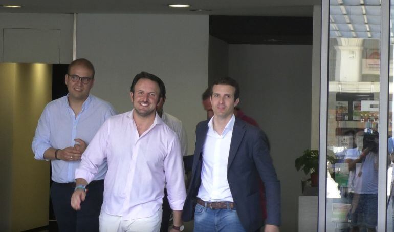 Pablo Casado junto a Pablo Ruz en su visita a Elche