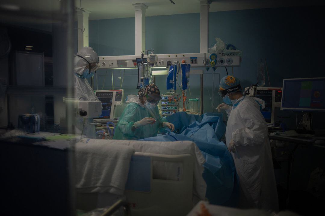 Atención a un enfermo con Covid-19 en la UCI.