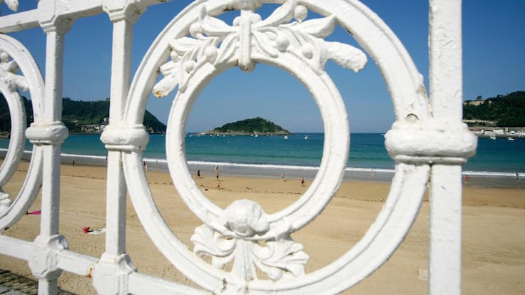 El concejal Iñigo García explica el cambio en la ordenanza de playas de San Sebastián