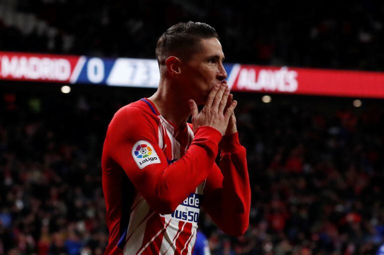 Fernando Torres celebra su gol ante el Deportivo Alavés.