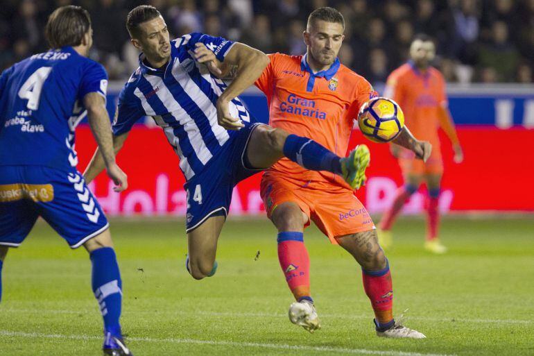 El defensa marroquí del Deportivo Alavés Zou Feddal pelea un balón con el croata Marko Livaja.