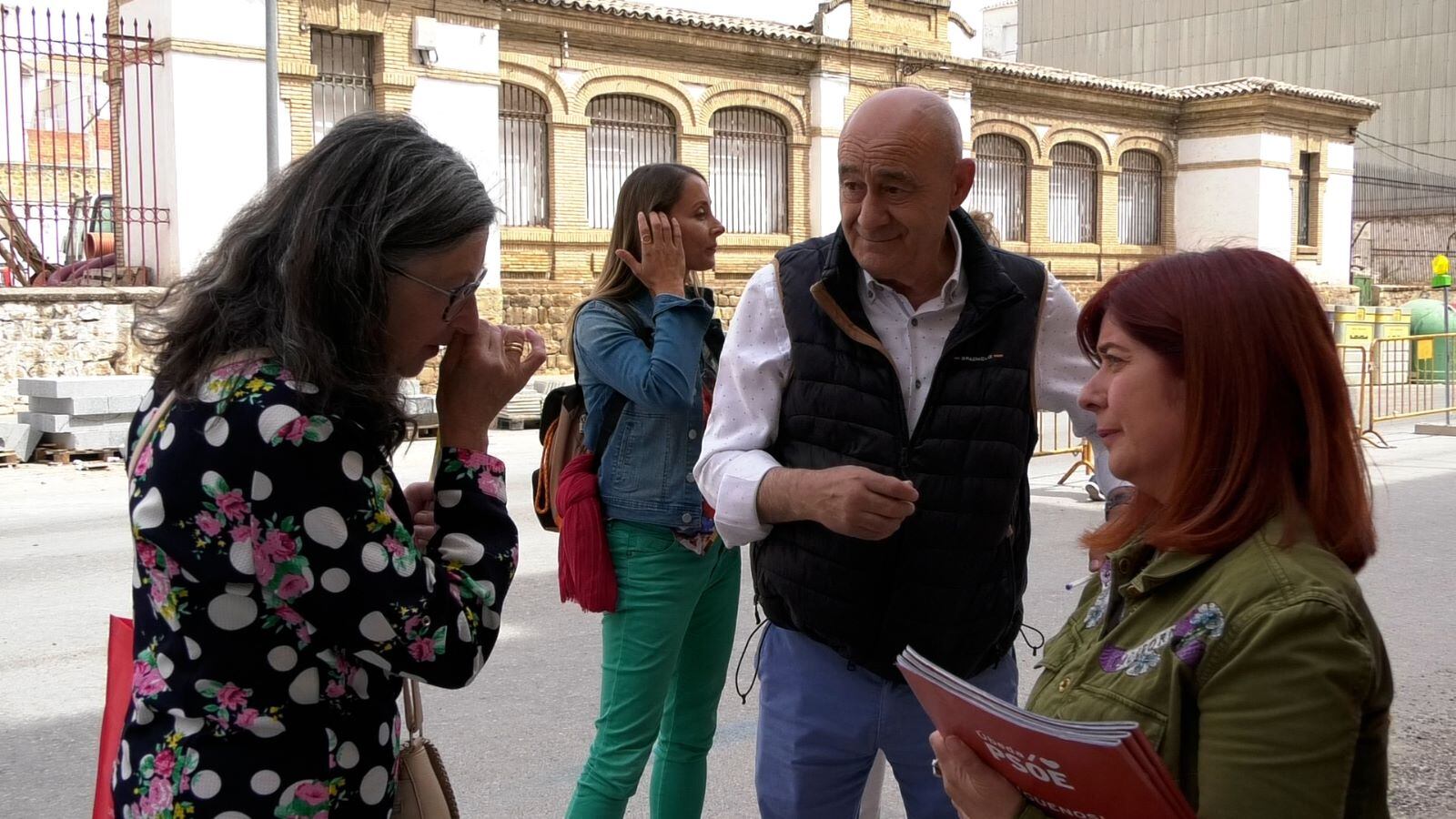 El PSOE de Úbeda hace campaña frente a la Antigua Cárcel
