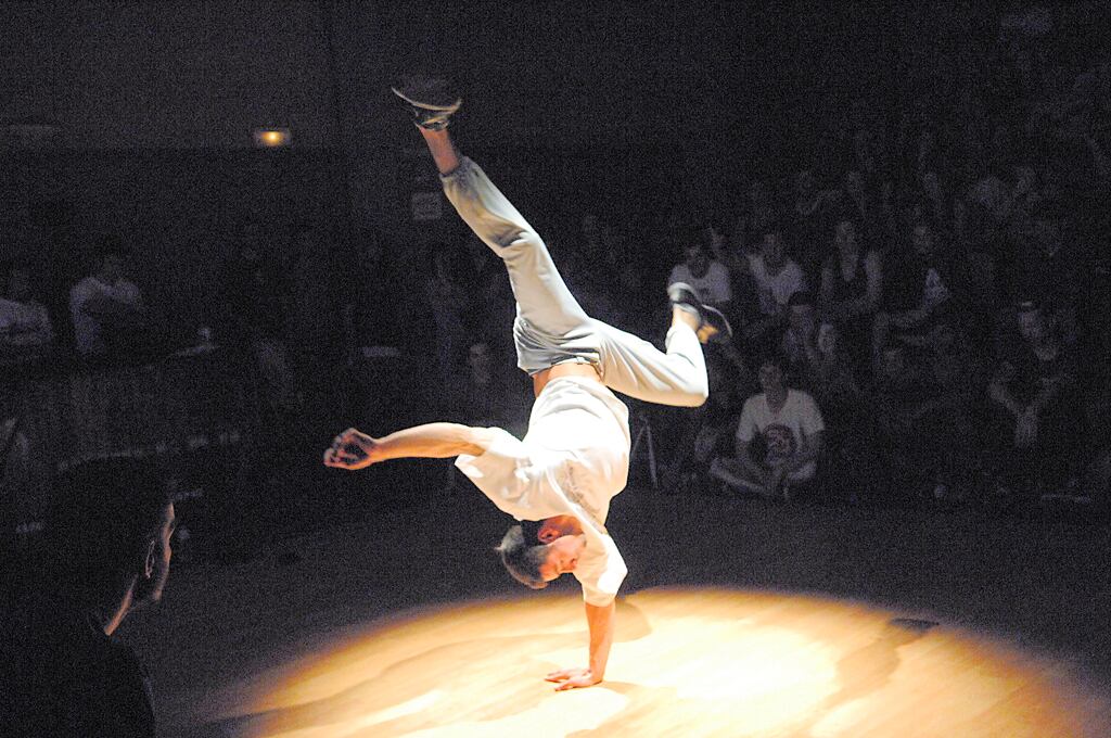 Joven realizando danza urbana