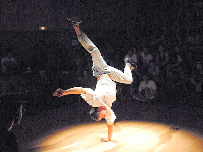 Joven realizando danza urbana
