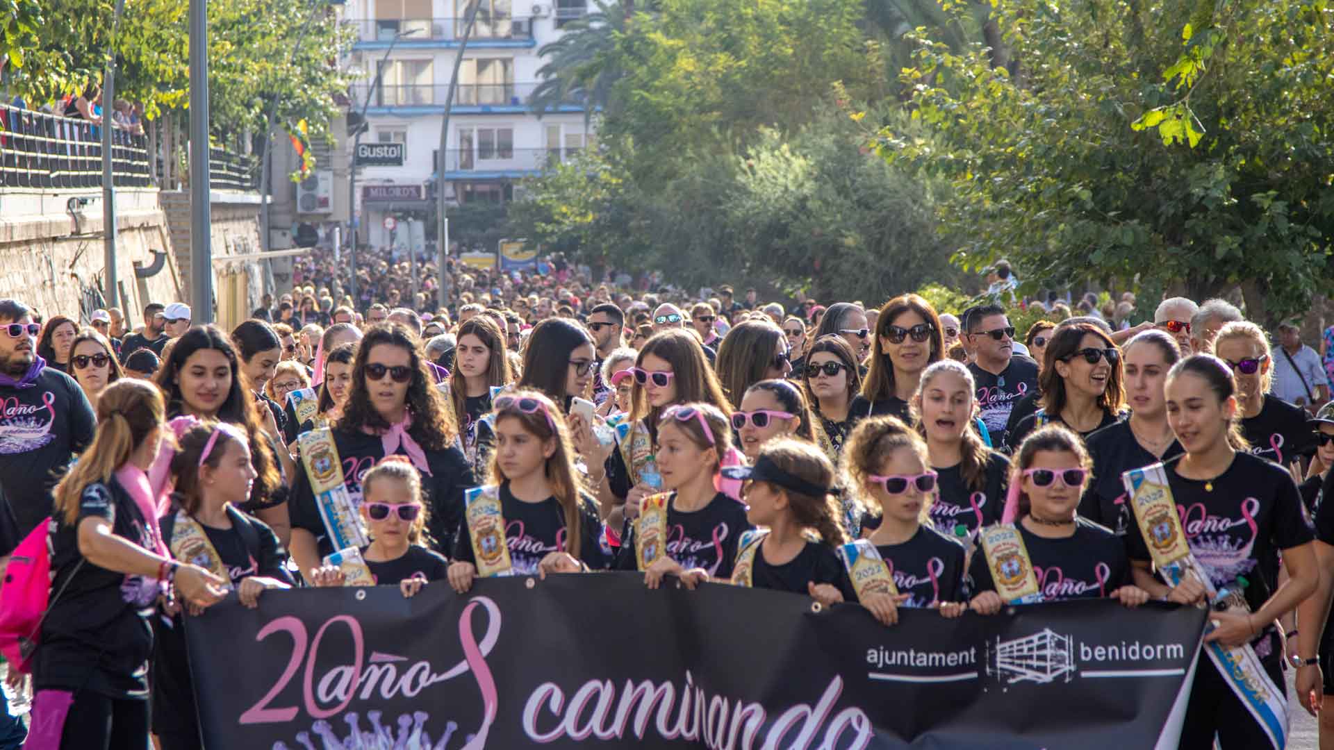 La corte infantil de las Festes Majors Patronals de Benidorm sujeta la pancarta de Anémona que encabezaba la marcha