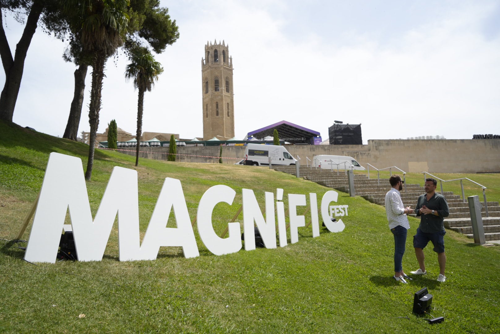 El Magnífic Fest -a la imatge, Santi Salvador, de l&#039;organització, amb el regidor de Festes, Ignasi Amor- se celebrarà a la Seu Vella. Foto: Mario Gascón. Paeria.