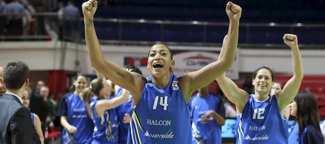 Fotografía facilitada por FIBA Europe de la pívot brasileña del Halcón Avenida, Erika de Souza, que celebra junto a sus compañeras su victoria frente al Ros Casares Valencia en partido de semifinales de la Final a Cuatro de la Euroliga Femenina de balonce