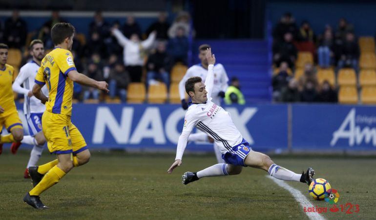 Jugada entre el Alcorcón y el Zaragoza