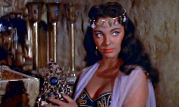 Joan Collins en una escena de &quot;Tierra de faraones&quot;