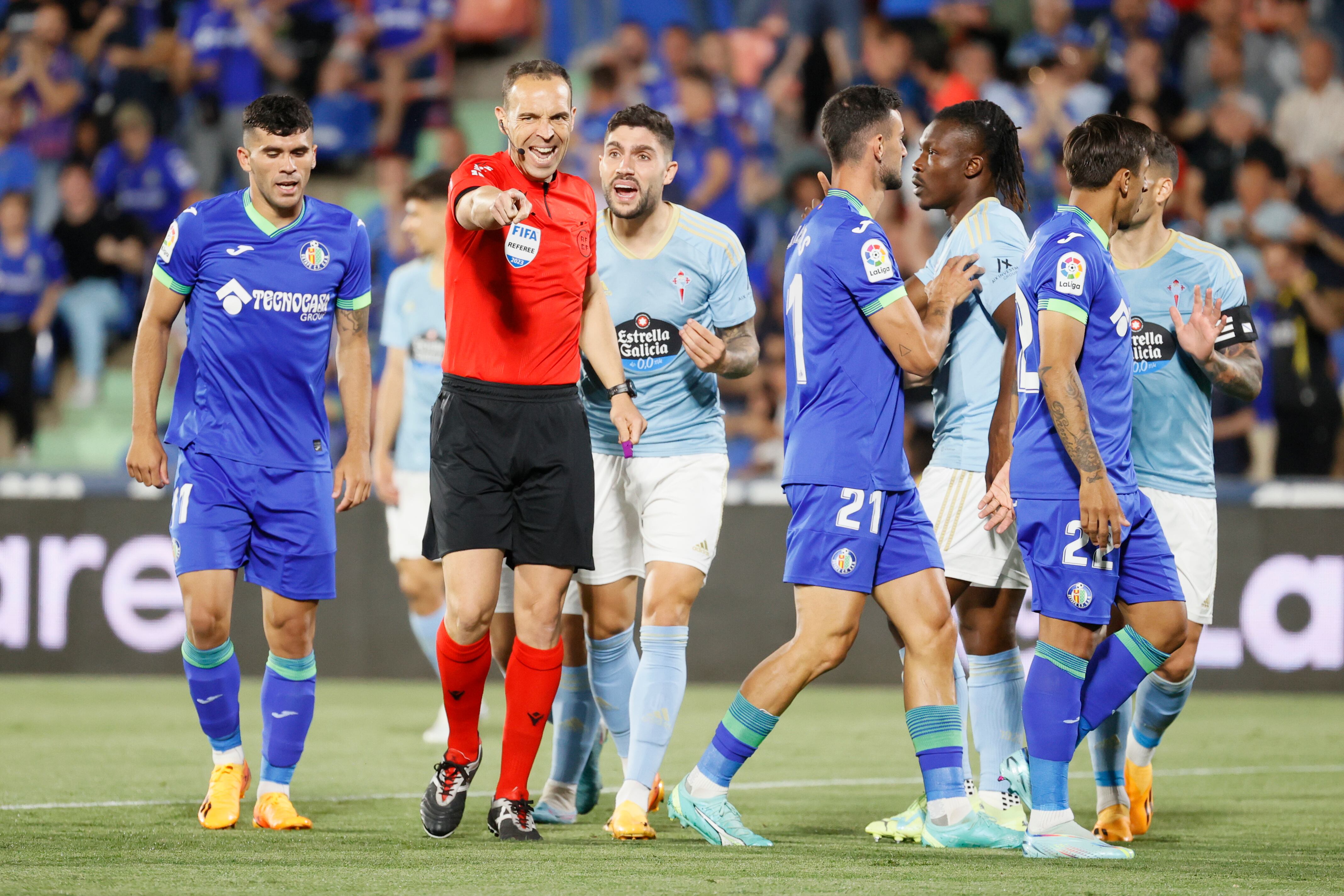 GETAFE, 03/05/2023.- El colegiado Cuadra Fernández señala el punto de penalti a favor del Getafe durante el encuentro correspondiente a la jornada 33 de primera división que disputan hoy miércoles frente al Celta en el Coliseum Alfonso Pérez, en la localidad madrileña. EFE / Mariscal.
