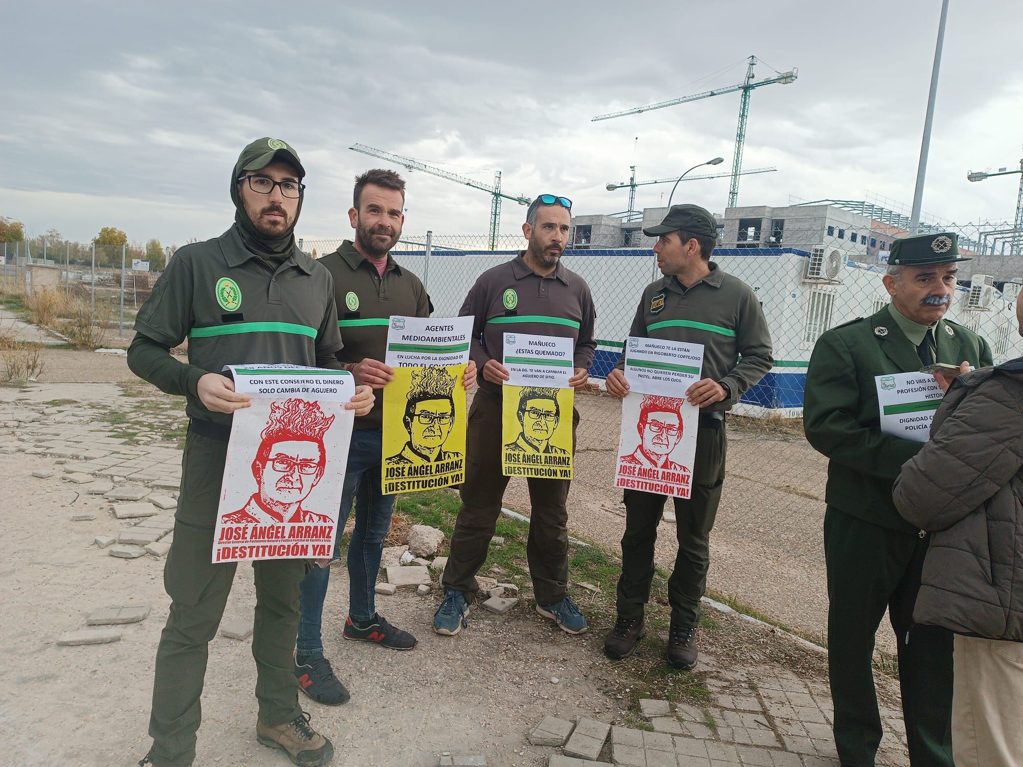 Los agentes medioambientales protestaban a la llegada del presidente por las medidas que se proponen en las mejoras del personal que trabaja en los incendios