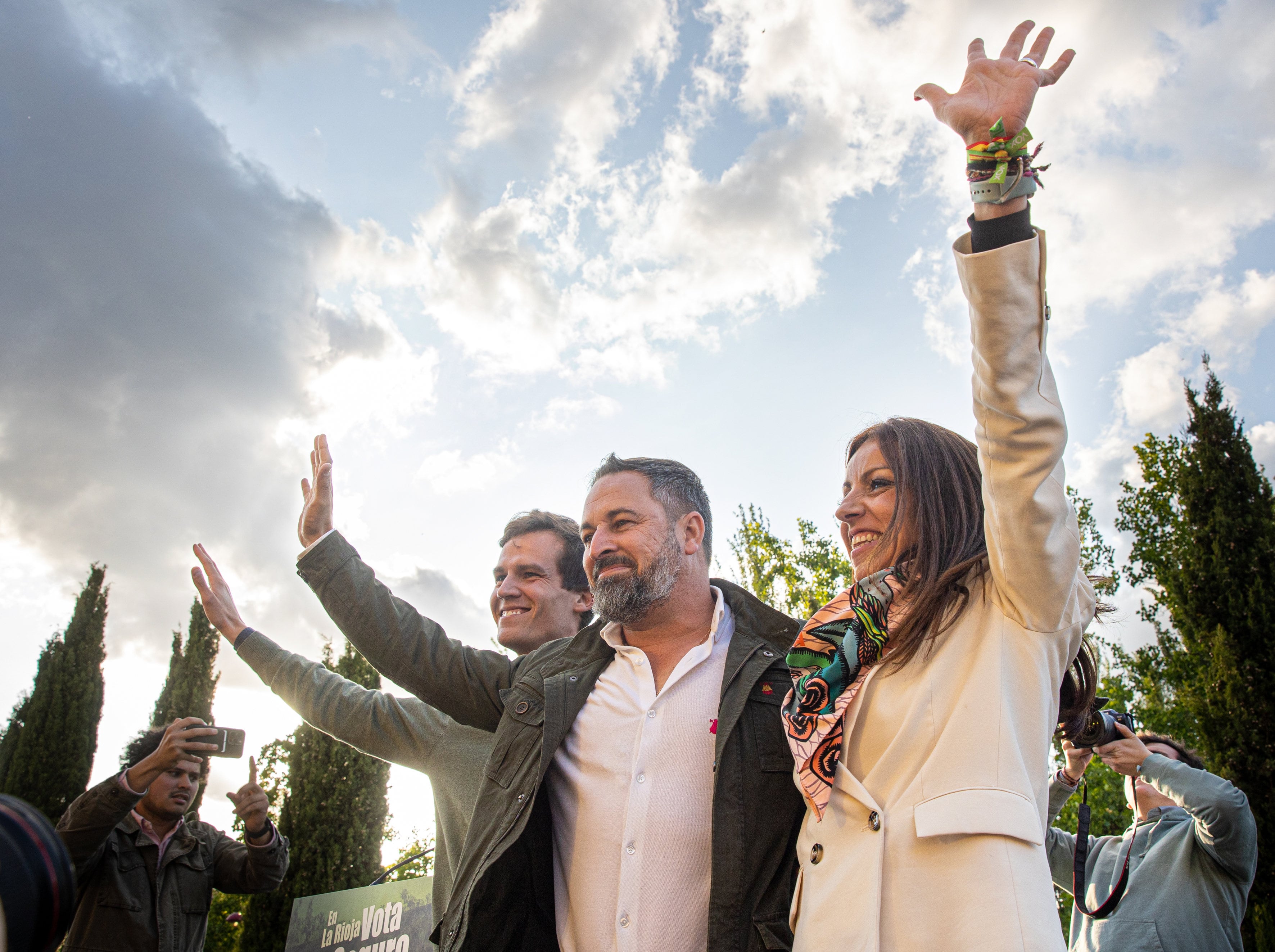 LOGROÑO, 17/05/2023.- El presidente de Vox, Santiago Abascal (c), durante el acto electoral de Vox este miércoles en Logroño, junto a los candidatos de su partido a la presidencia del Gobierno de La Rioja, Ángel Alda (i), y a la alcaldía de Logroño, María Jiménez (d).-EFE/Raquel Manzanares
